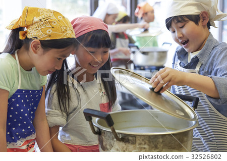 森林學校小學生做飯 32526802