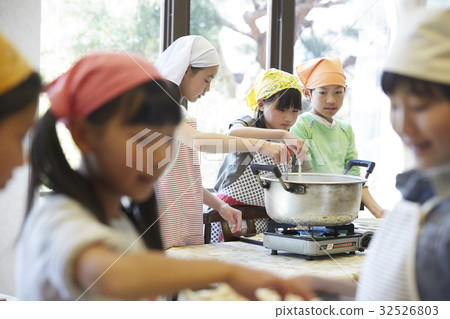 森林學校小學生做飯 32526803