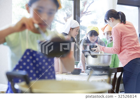 Forest School Elementary school student to cook Forest School Elementary school student to cook 32526814