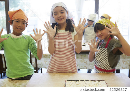 森林學校小學生做飯 森林學校小學生做飯 32526827