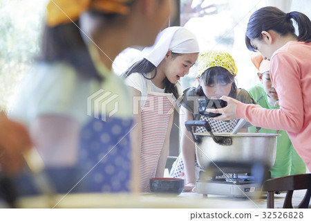 森林學校小學生做飯 森林學校小學生做飯 32526828