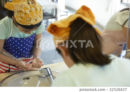 Forest school elementary school student washing hands 32526837