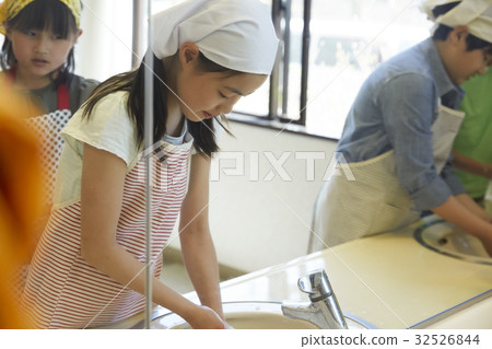 森林學校小學學生洗手 森林學校小學學生洗手 32526844