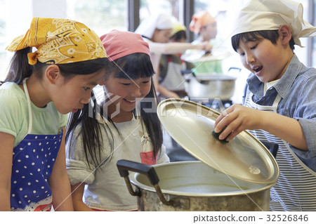 森林學校小學生做飯 森林學校小學生做飯 32526846