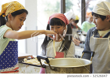 Forest School Elementary school student to cook Forest School Elementary school student to cook 32526847