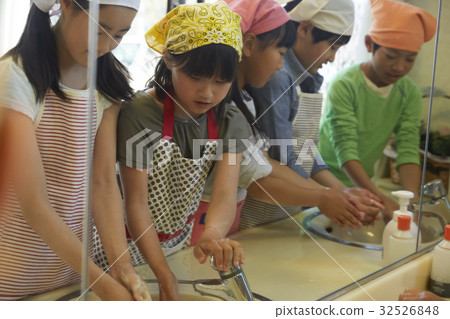 森林學校小學學生洗手 森林學校小學學生洗手 32526848