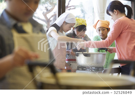 森林學校小學生做飯 森林學校小學生做飯 32526849