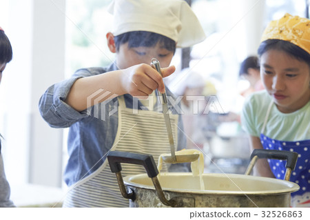 森林學校小學生做飯 森林學校小學生做飯 32526863
