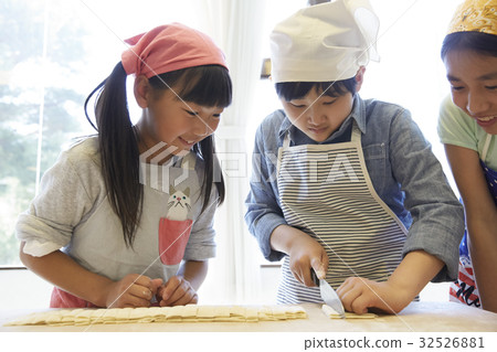 Forest School Elementary school student to cook Forest School Elementary school student to cook 32526881