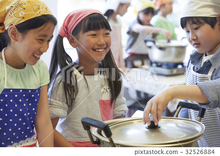 森林學校小學生做飯 32526884