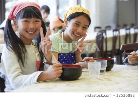 Forest School Elementary school student to eat Forest School Elementary school student to eat 32526888