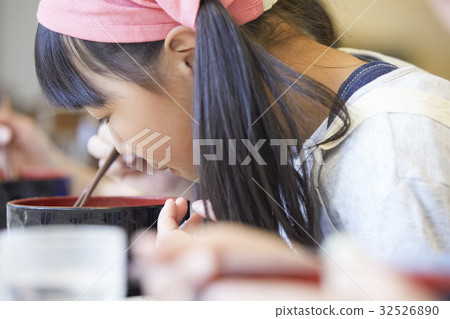 Forest School Elementary school student to eat 32526890