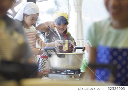 森林學校小學生做飯 32526903