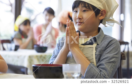 森林學校小學生吃飯 森林學校小學生吃飯 32526921