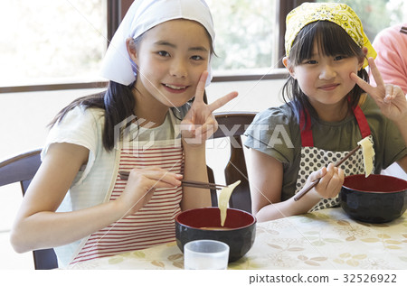 森林學校小學生吃飯 森林學校小學生吃飯 32526922