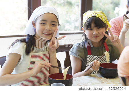 森林學校小學生吃飯 森林學校小學生吃飯 32526924