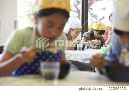 森林學校小學生吃飯 森林學校小學生吃飯 32526925