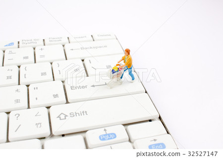 figure of shoppers with shopping cart 32527147