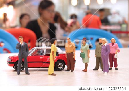 Small figures of business meeting 32527334