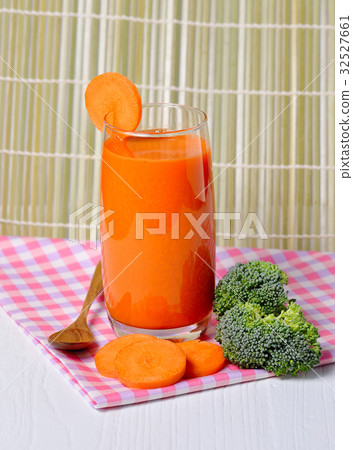 Fresh carrot juice with vegetables on wooden 32527661