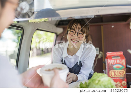Kitchen car lunch Female guest 32528075