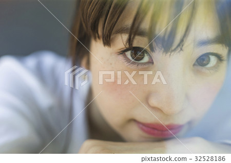 Kitchen car opening work working woman portrait 32528186