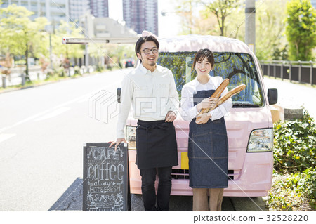 打開廚房汽車畫象的婦女 打開廚房汽車畫象的婦女 32528220