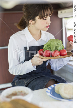 廚房車做飯的女人 廚房車做飯的女人 32528286