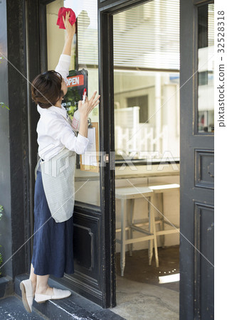 A woman preparing to open a cafe 32528318