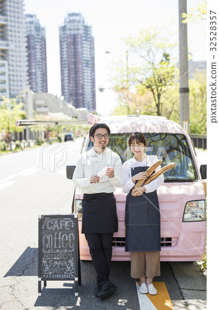 打開廚房汽車畫象的婦女 32528357