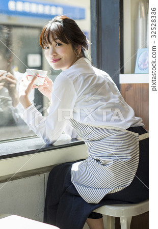 Women break for cafe management 32528386