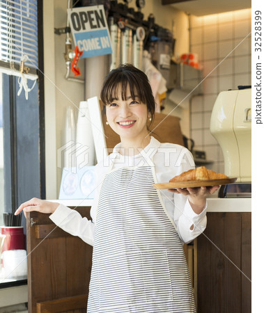 一個女人用新鮮出爐的麵包 32528399