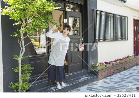 A woman who opens a cafe 32528411