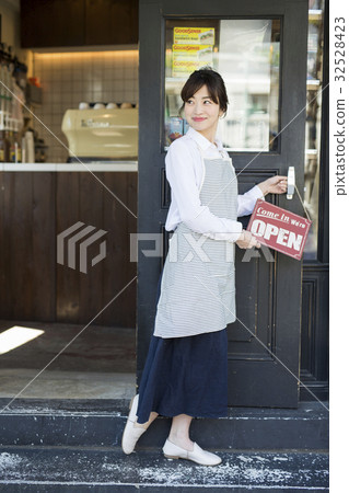 A woman who opens a cafe 32528423
