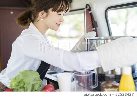 Kitchen car Woman to cook 32528427