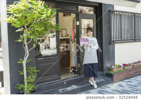 A woman who opens a cafe A woman who opens a cafe 32528448