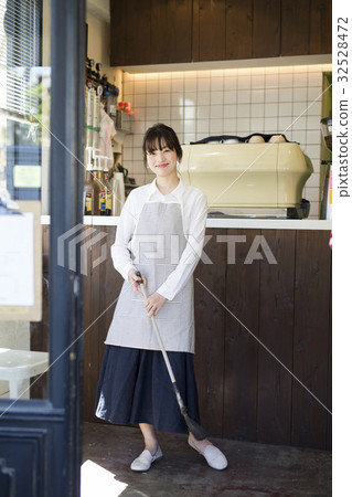 準備打開咖啡館的婦女 32528472
