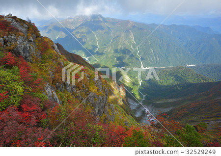 Tanigawa Feng Shuen Ichinokura seen from Ichinokurake dake and White hair gate Tanigawa Feng Shuen Ichinokura seen from Ichinokurake dake and White hair gate 32529249