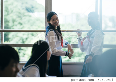 高中學生在教室裡 32529601