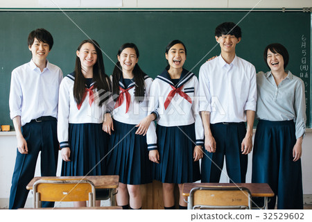 高中學生在教室裡 32529602