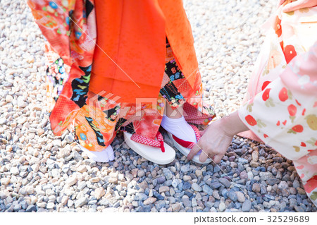 Parent-child of Japanese-style clothing with Shichigo-San on arrival 32529689