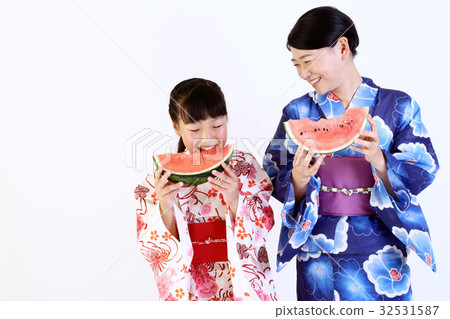Parent and child eating watermelon in a yukata figure 32531587