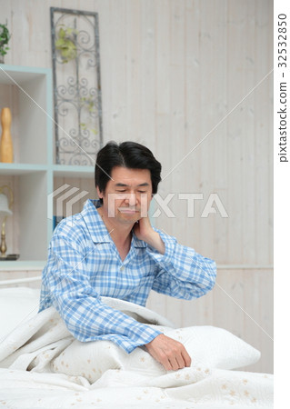 Middle Male Bedroom 32532850