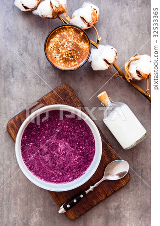 Smoothie bowl, coffee and coconut oil 32533365