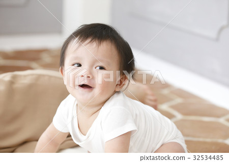 Baby and mother 32534485