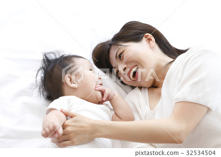 Baby and mother 32534504