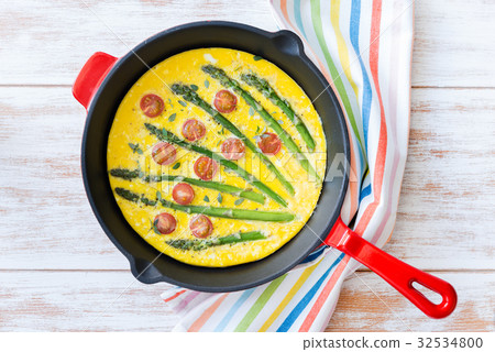 Frittata with asparagus and tomatoes. Top view 32534800
