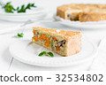 Meat-pie with carrots, red beans and peas on plate 32534802