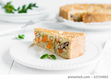 Meat-pie with carrots, red beans and peas on plate 32534802