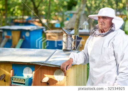 Senior beekeeper working at his apiary 32534925